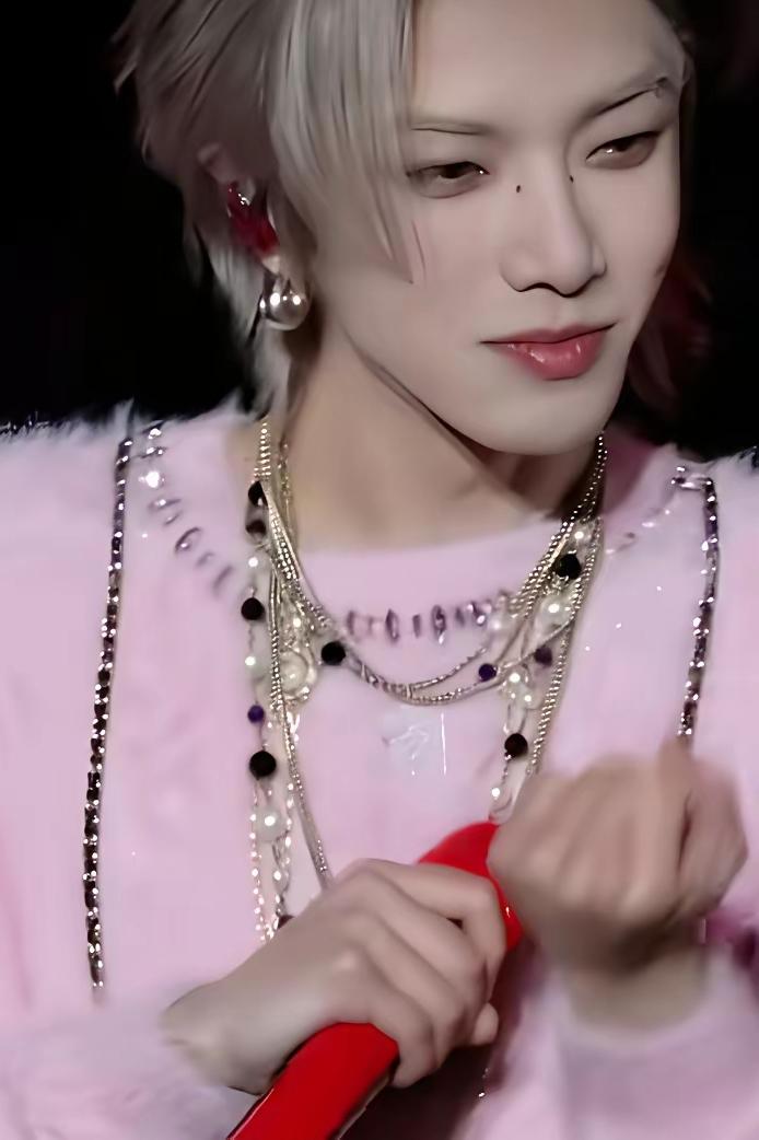 看看这穿搭！看看这美妆！就问你，这个女人漂亮不？如果不是多出那二两肉，还真就信了