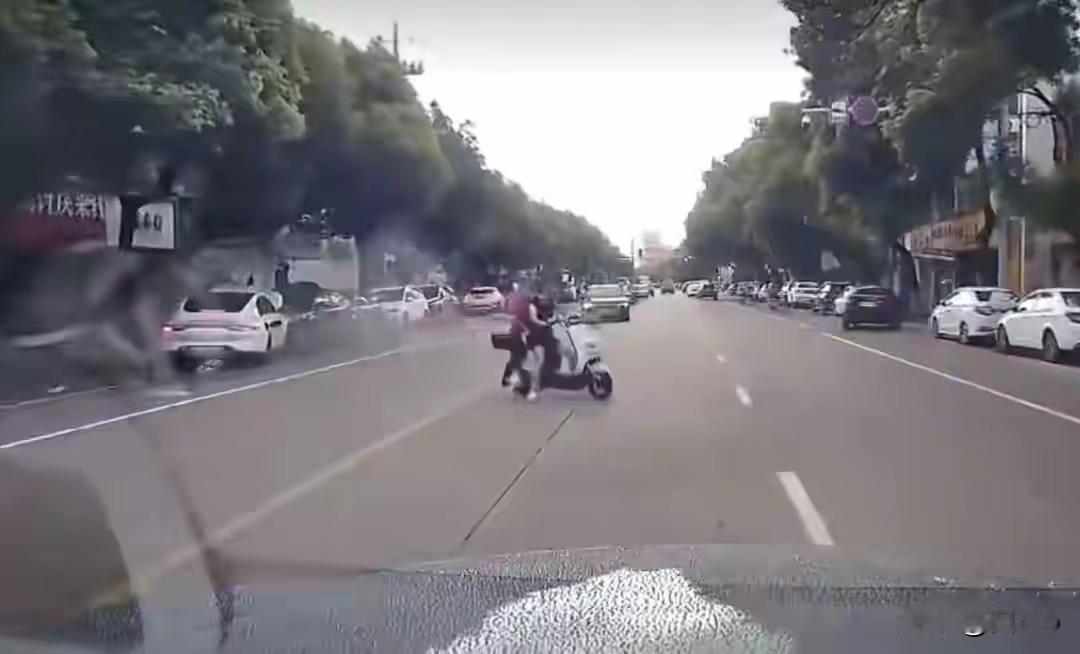 宁波车祸1死4伤真相曝光：不是超速酒驾，是司机途中突发重病
 
一场惨烈的早高峰