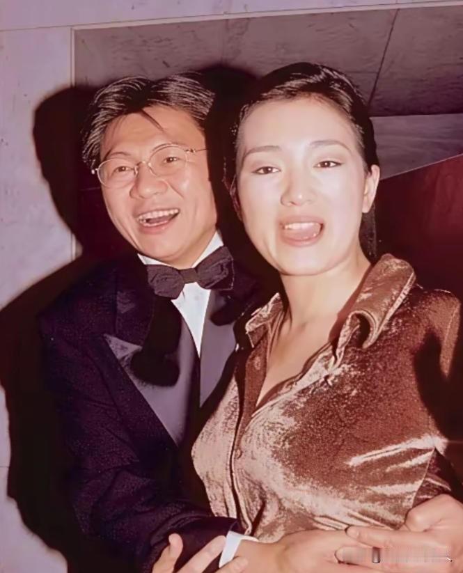 影后巩俐，喝了大半年中药。1996年，她嫁新加坡商人黄和祥。听从母亲建议，决定生