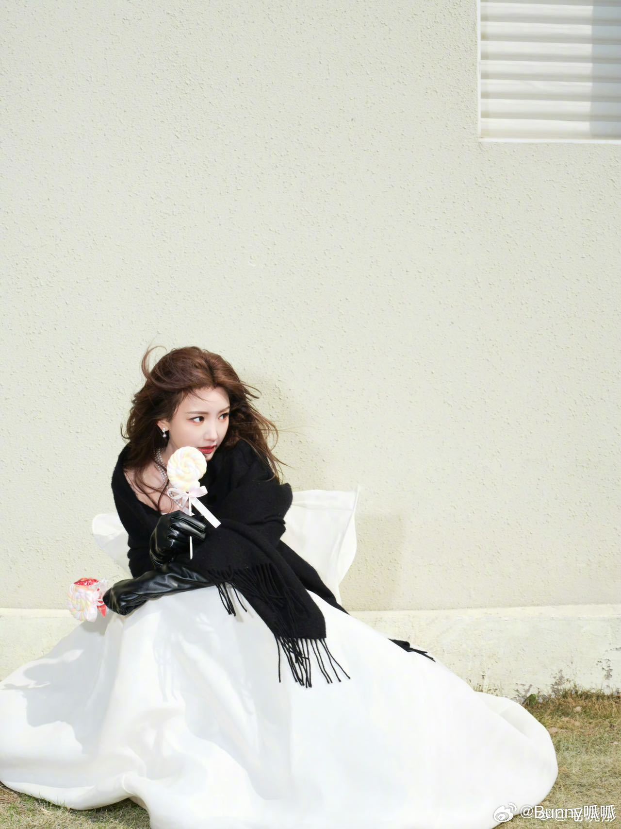 毛晓彤抹胸白裙真的好爱这种有态度的美！毛晓彤抹胸白裙温婉却不柔弱，灵动却不浮夸，