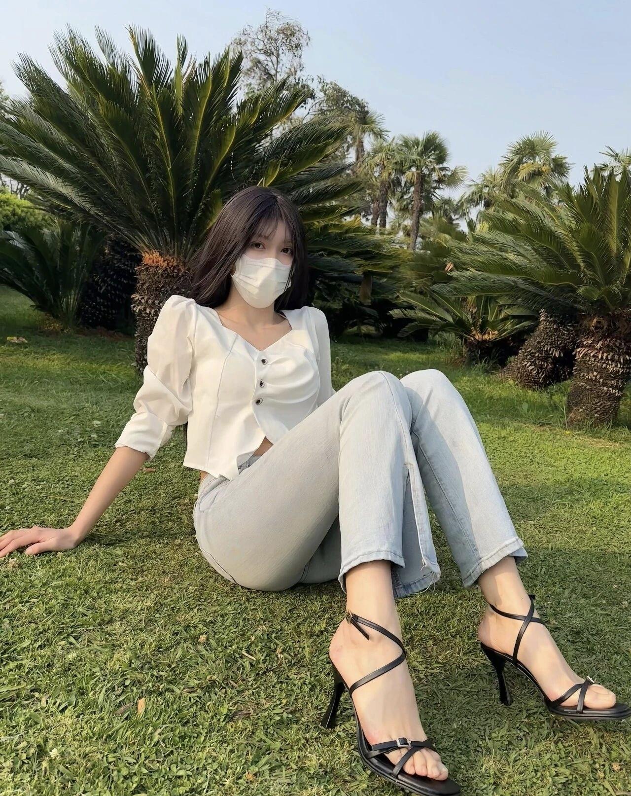 清新白色上衣搭配牛仔裤，草地上享受阳光，戴上口罩的时尚女孩🌞💃