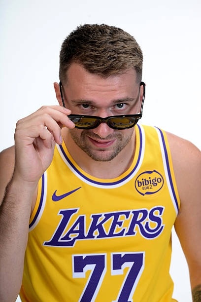 据名记Shams和Haynes的先后报道，卢卡·东契奇和丹尼斯·施罗德之间的梁子