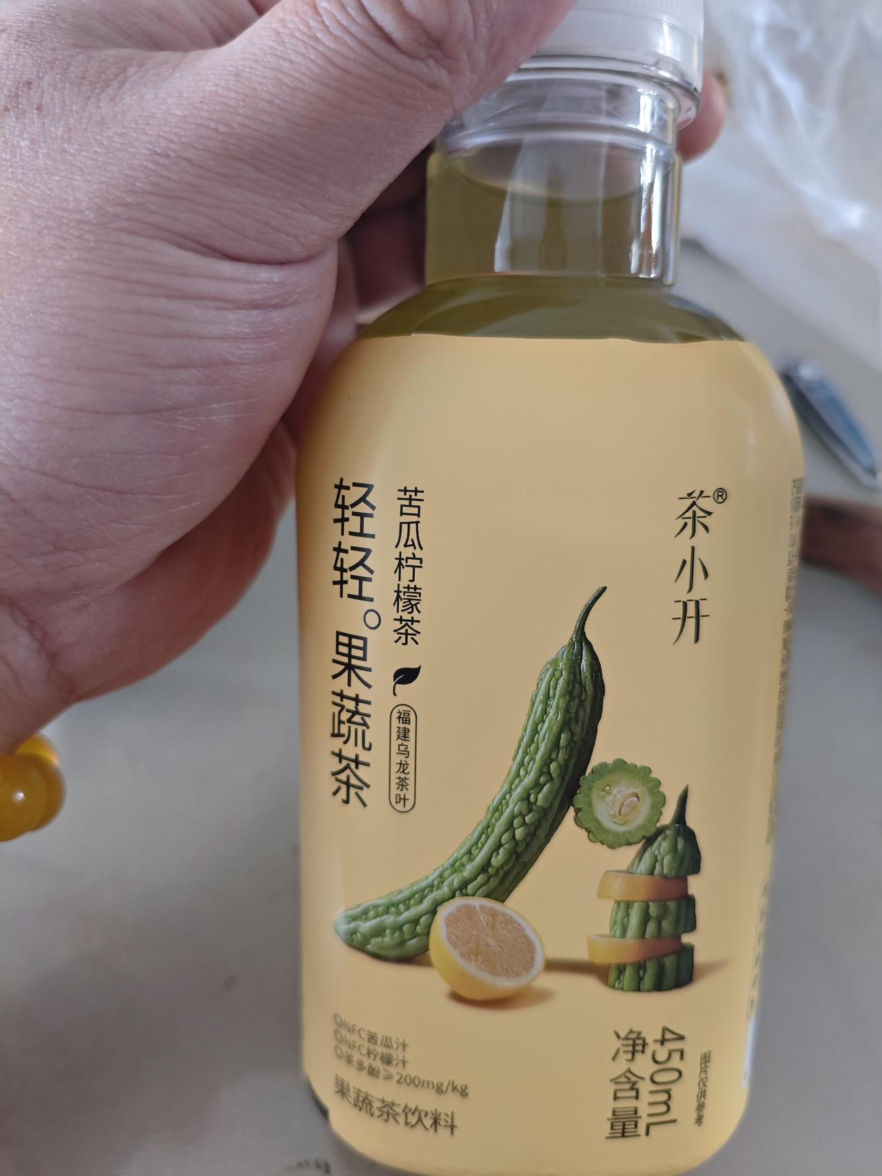 苦瓜茶饮品，在永辉超市发现的这个苦瓜柠檬茶，5块一瓶，买了两瓶品尝了下，还挺好喝