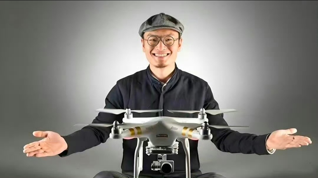 拒绝低价内卷，坚持用技术壁垒说话。四轴磁悬浮防抖、1英寸大底、盲操作实体键，每一