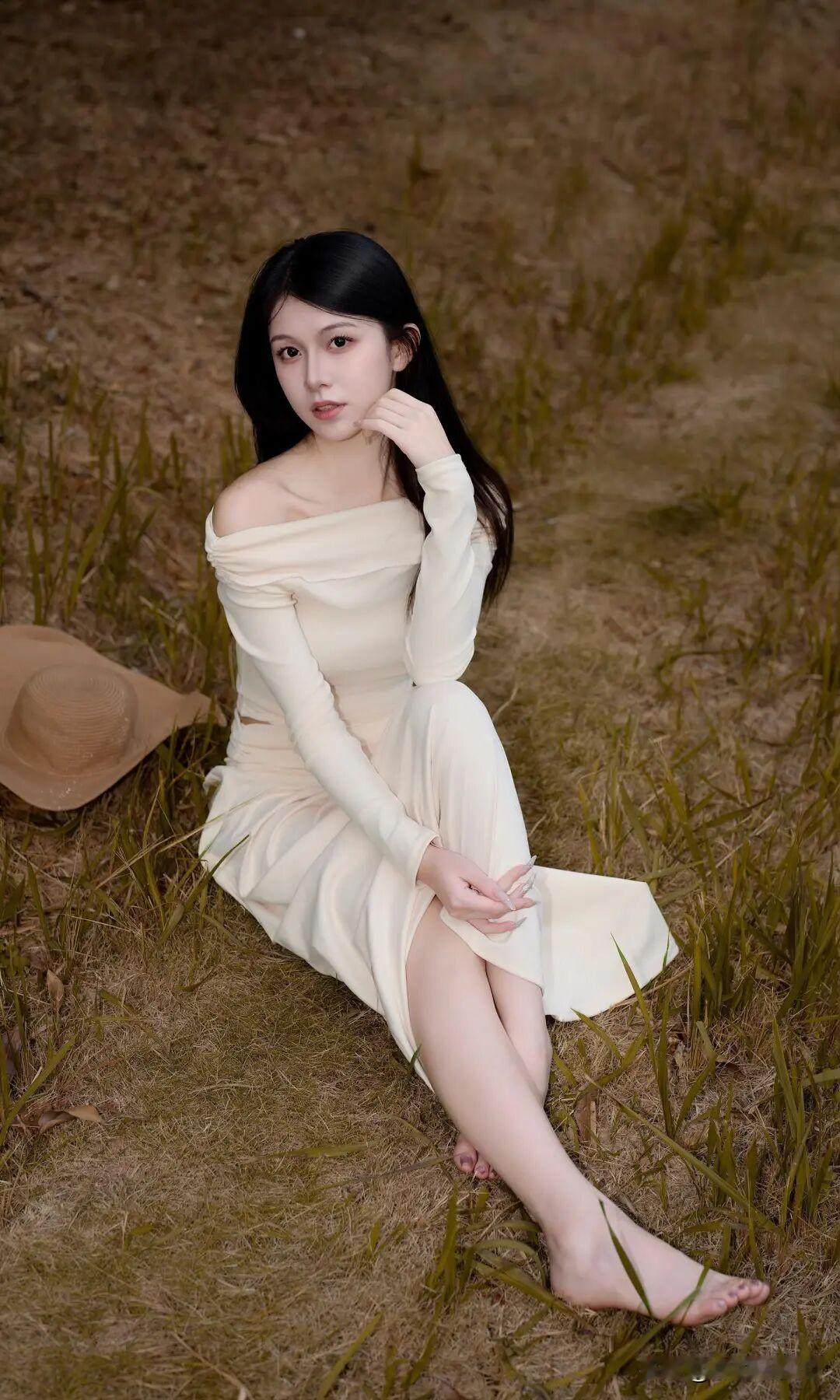 温柔田园风，少女坐在草地上，一顶草帽相伴，清新自然。自然系少女 自然风少女 田园