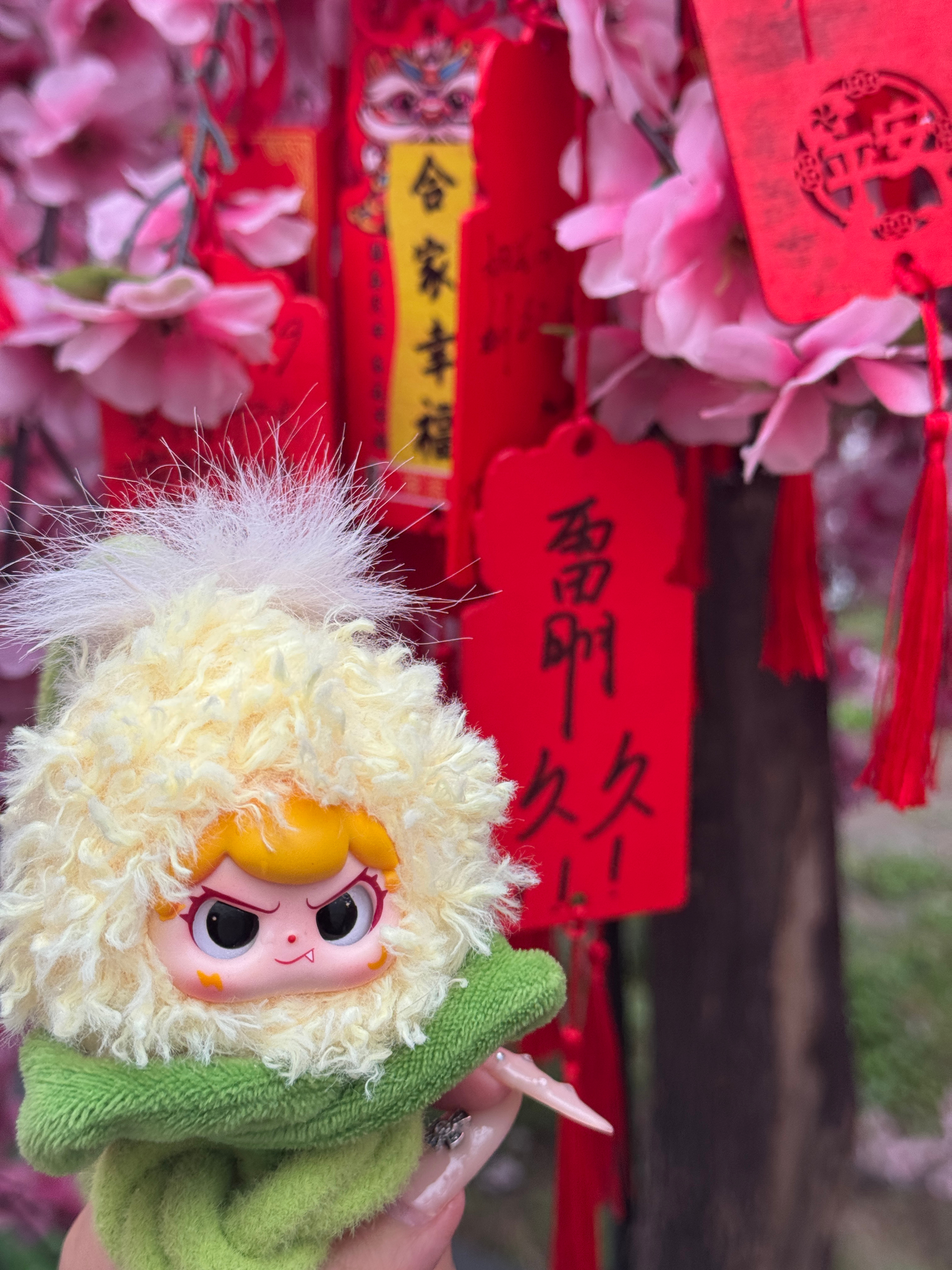 雨神别哪天被人偶遇包上挂个甜玉米娃娃 