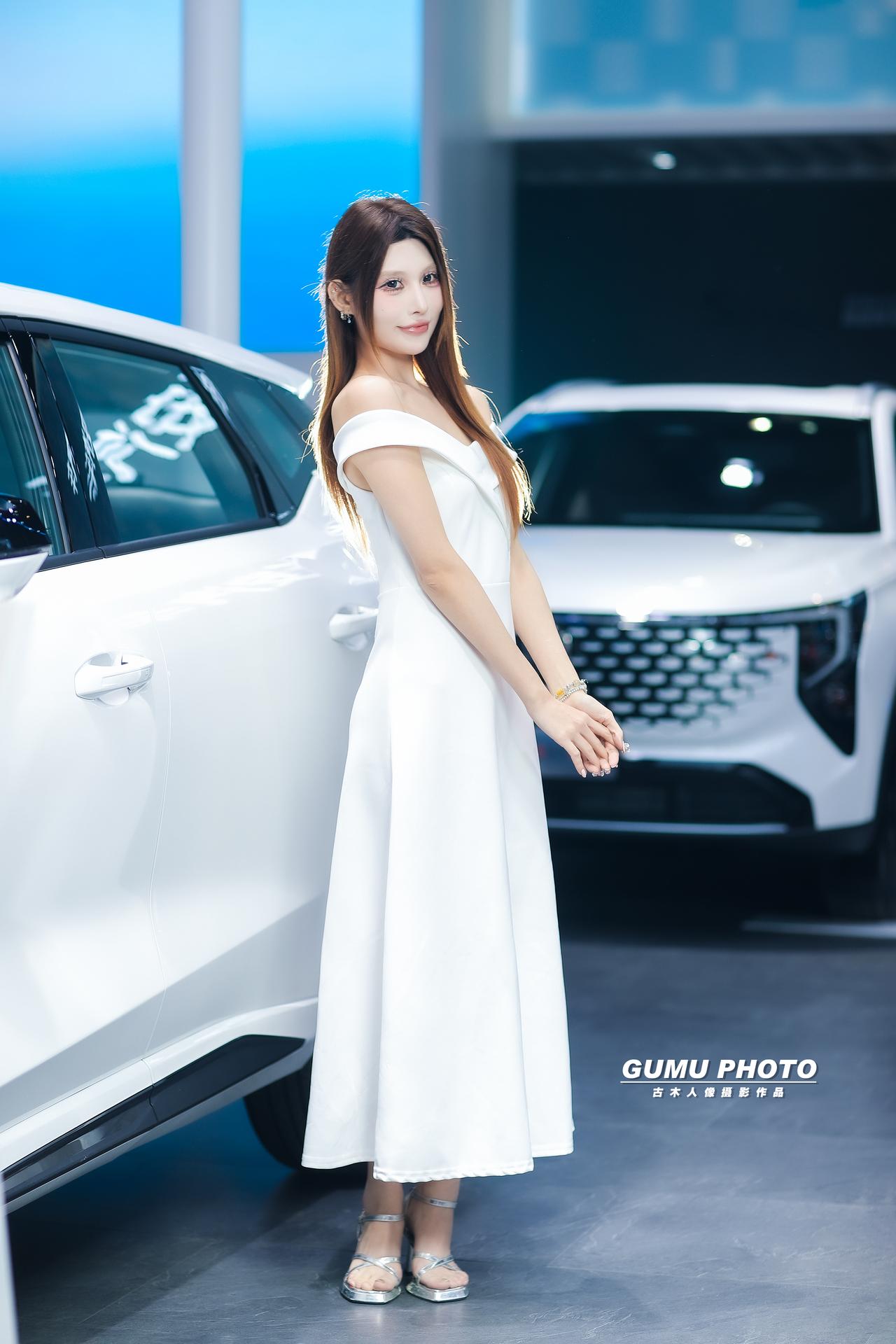 2025重庆汽车消费节长安汽车展台模特小姐姐