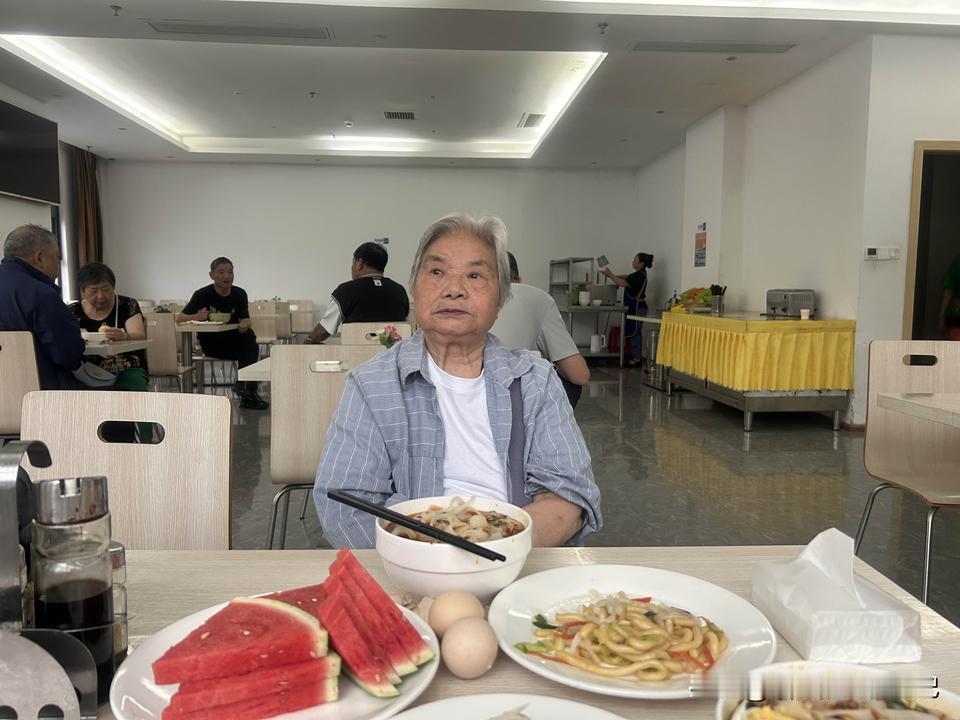 带着83岁母亲长沙出发去云南弥勒旅居！第二天！
昨晚我们晚上六点就在贵州的凯里住