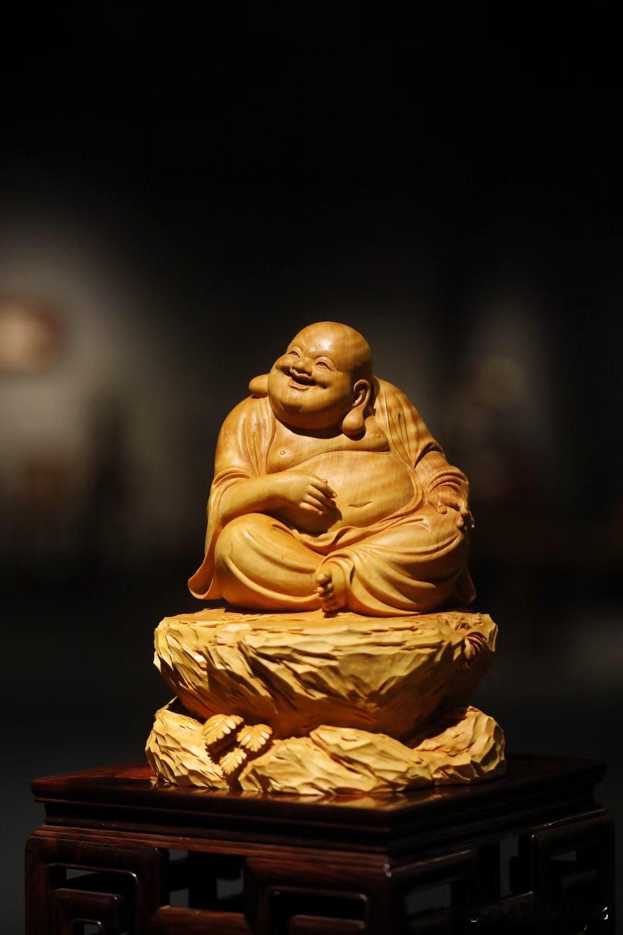 有些弥勒像，看的不是“佛”，
而是一种让人松下来的气息。

黄杨木“弥勒佛”，清