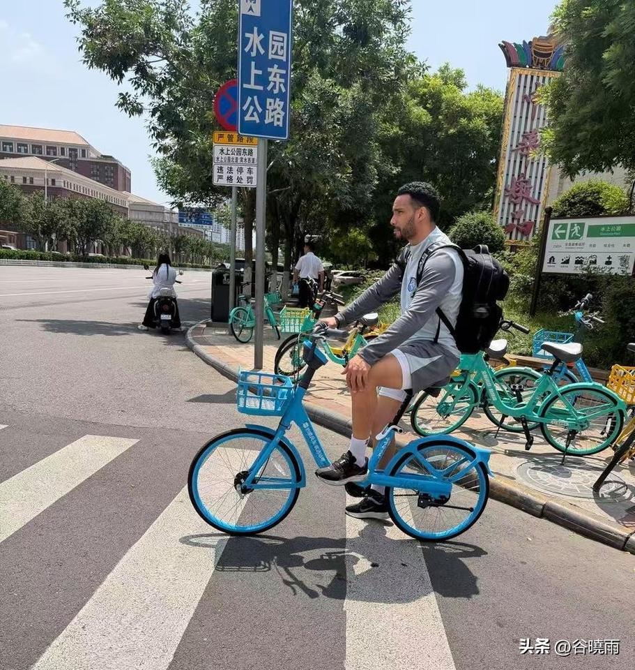 有球迷在天津水上公园东路偶遇天津津门虎外援7号谢内蒂，小谢骑着共享单车正在等红绿