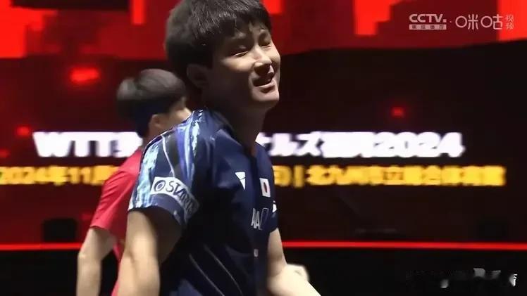 太出乎意料了，王楚钦4-0狂虐张本智和，这场比赛打出3个不可思议。
1、王楚钦居