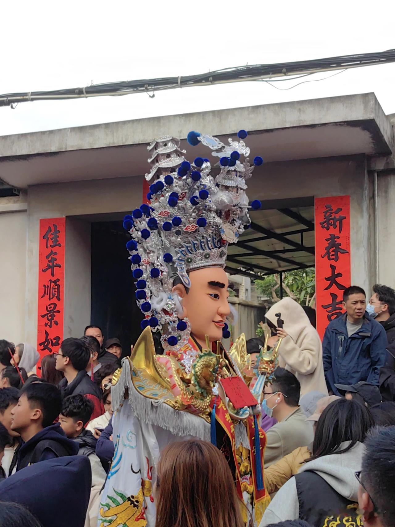 昨天去赤屿村看游神，人山人海，整个村子的主干道全被游人占据了。作为游神的出发地，