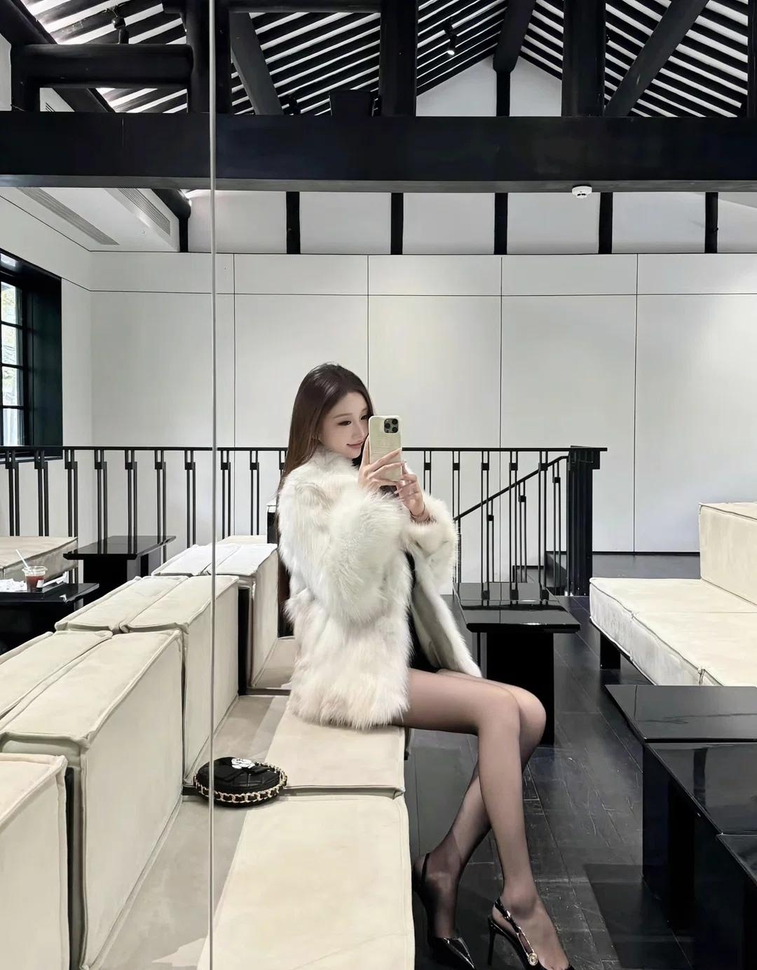 时尚穿搭指南：白色毛绒外套+黑色高跟鞋，优雅自拍！👗👠📸

镜里的白绒毛裹