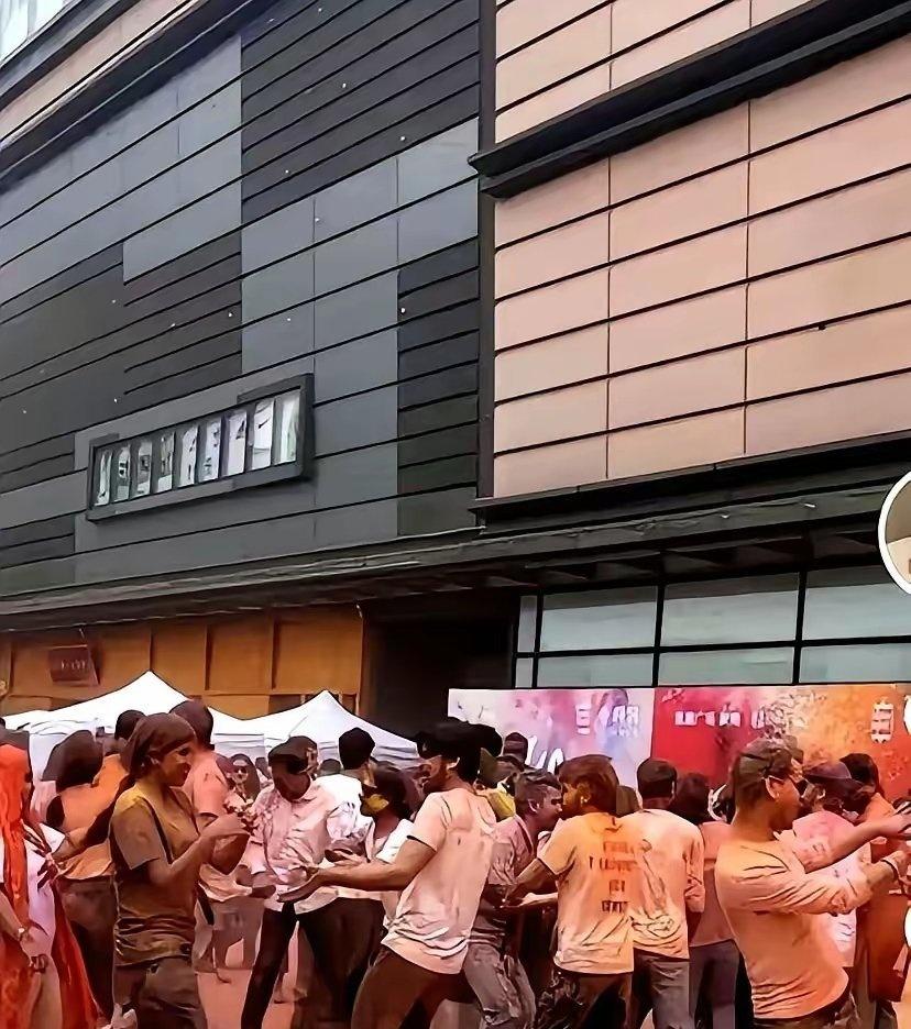 面对外籍人员签证过期赖着不走、遣返还得倒贴机票钱的死局，最近网上炸出了一套“零成