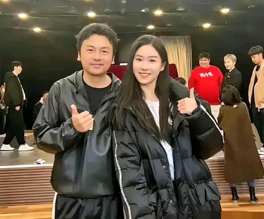 她是雷佳音背后的女人，露面之后才知道雷佳音这辈子值了！她虽然名气不大，但是长得赏
