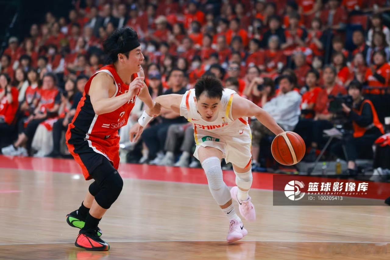 大逆转！中国男篮击败日本男篮男篮世亚预第一阶段第二窗口期，中国男篮在半场落后14