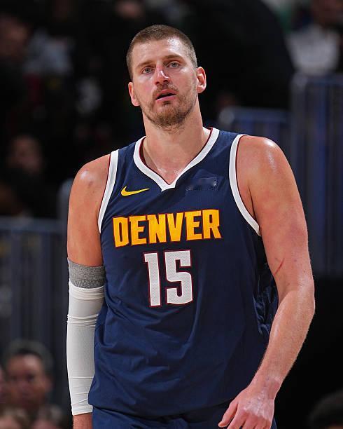 约基奇已出勤64场，为达到评奖门槛，收官之战对阵马刺就必须出战。 