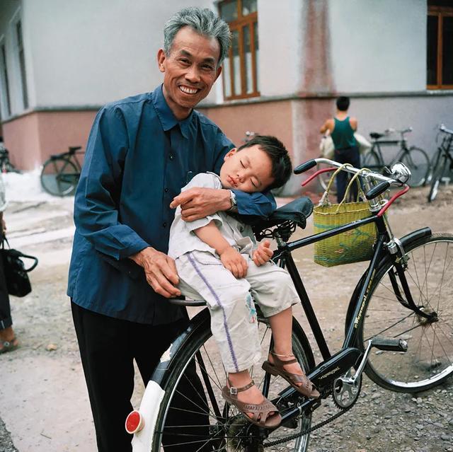 时代变迁，是谁在改变我们的人生
 
不少人时常怀念上个世纪改革开放前的生活，对比