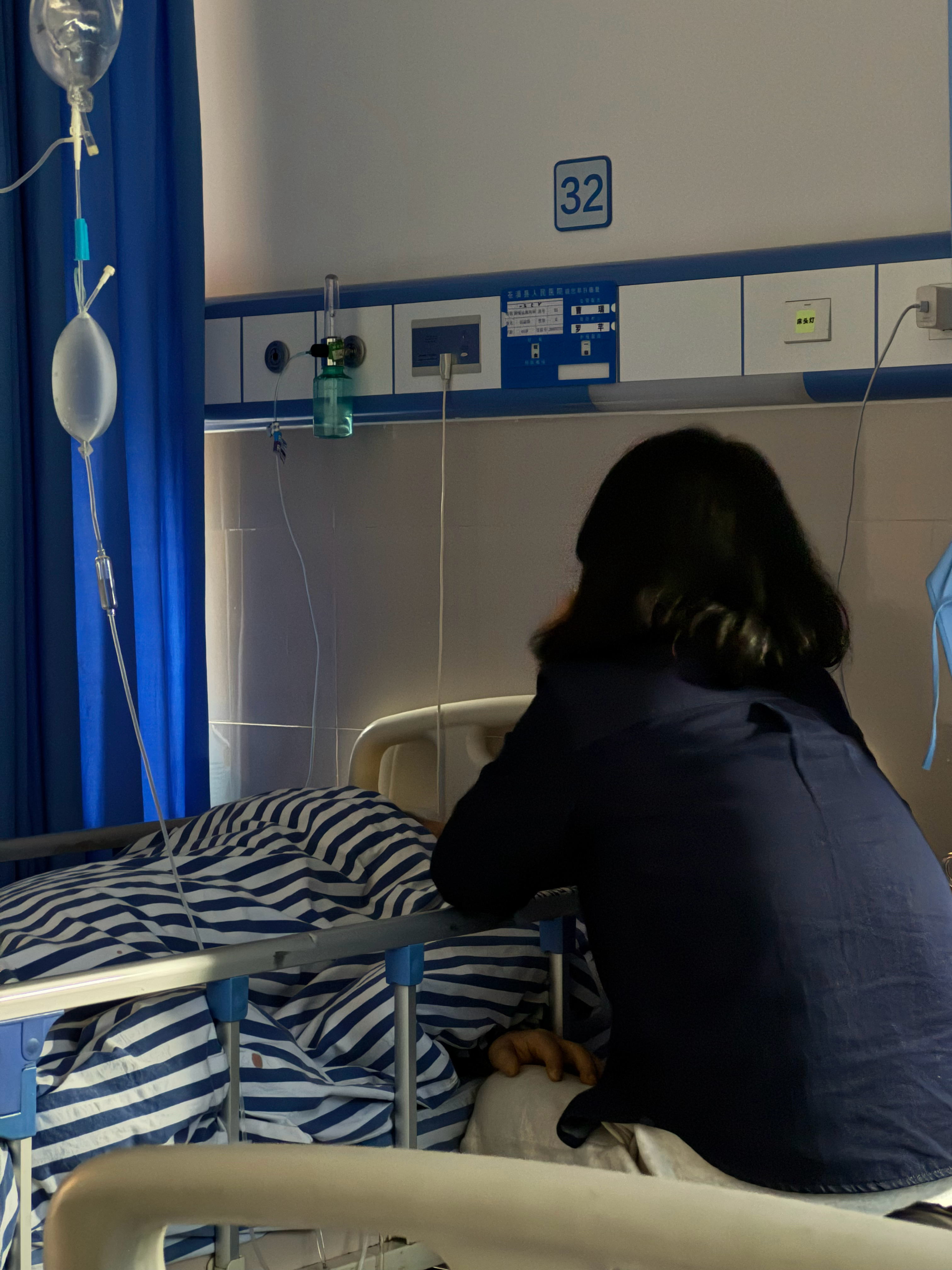 姐姐昨天回来了，一下火车就赶往医院，想尽可能多陪陪妈妈。妈妈的生命已经步入倒计时