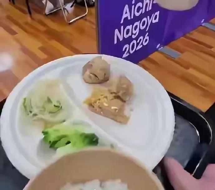 实在是太抠门了！日本亚运会，泰国运动员因为吃不饱只好自己出去买饭吃。

国内网友