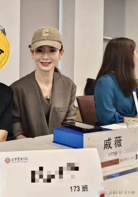 我起初觉得戚薇读北大不过是走个形式

直到看见她考试时写得那几千字文章，手都抽筋