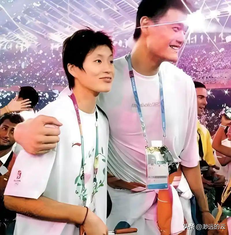 很多人以为姚明娶了叶莉是享福，我告诉你，其实他每天回家都挺“受罪”的。你想想，身