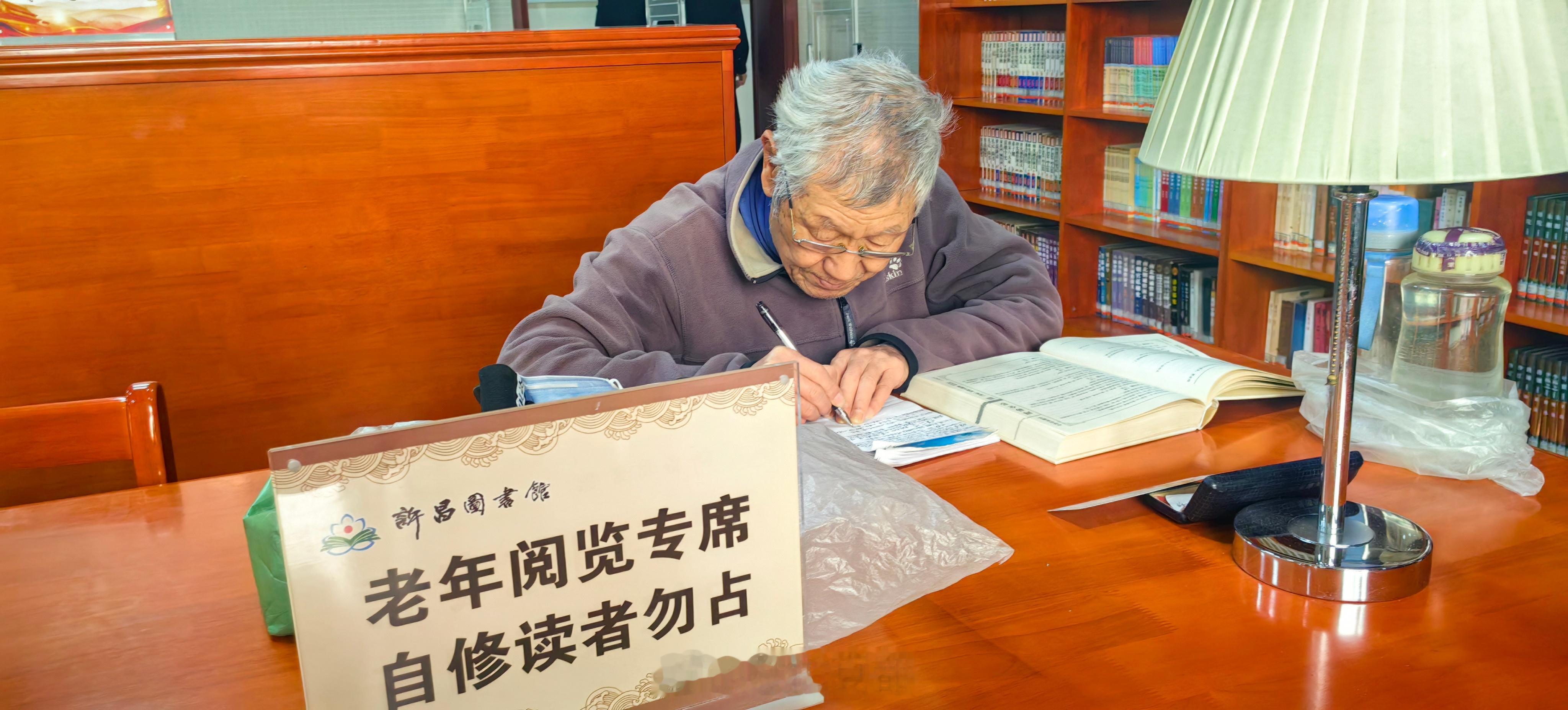 世界读书日 如果你感到了迷茫，就去读书吧！如果你觉得很开心，就去读书吧！夜深人静