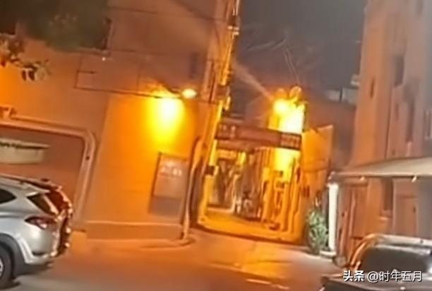 人们疯狂抢购，迪拜陷入混乱

人们正在抢购瓶装水、鸡蛋，甚至堵在路上抢购汽油，最