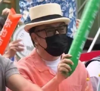 蔡康永看样子是打算彻底放弃大陆市场了。
 
有网友爆料，他已经删掉了经纪人的联系