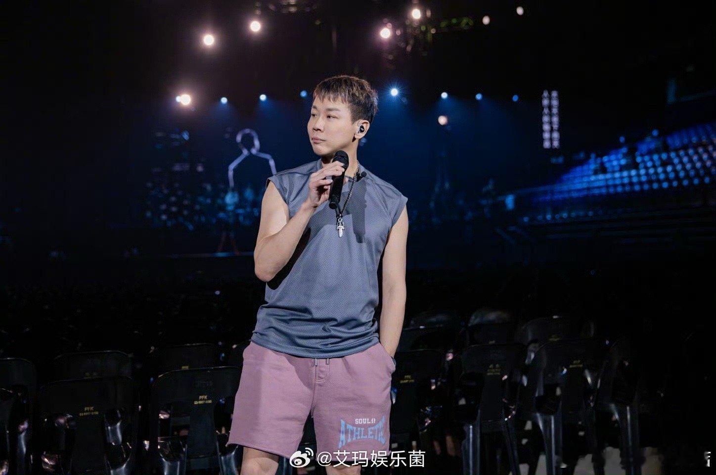 陶喆真掉链子了 陶喆演唱会惊现搞笑一幕，唱着歌突然停下找链子，从意外发生到低头搜