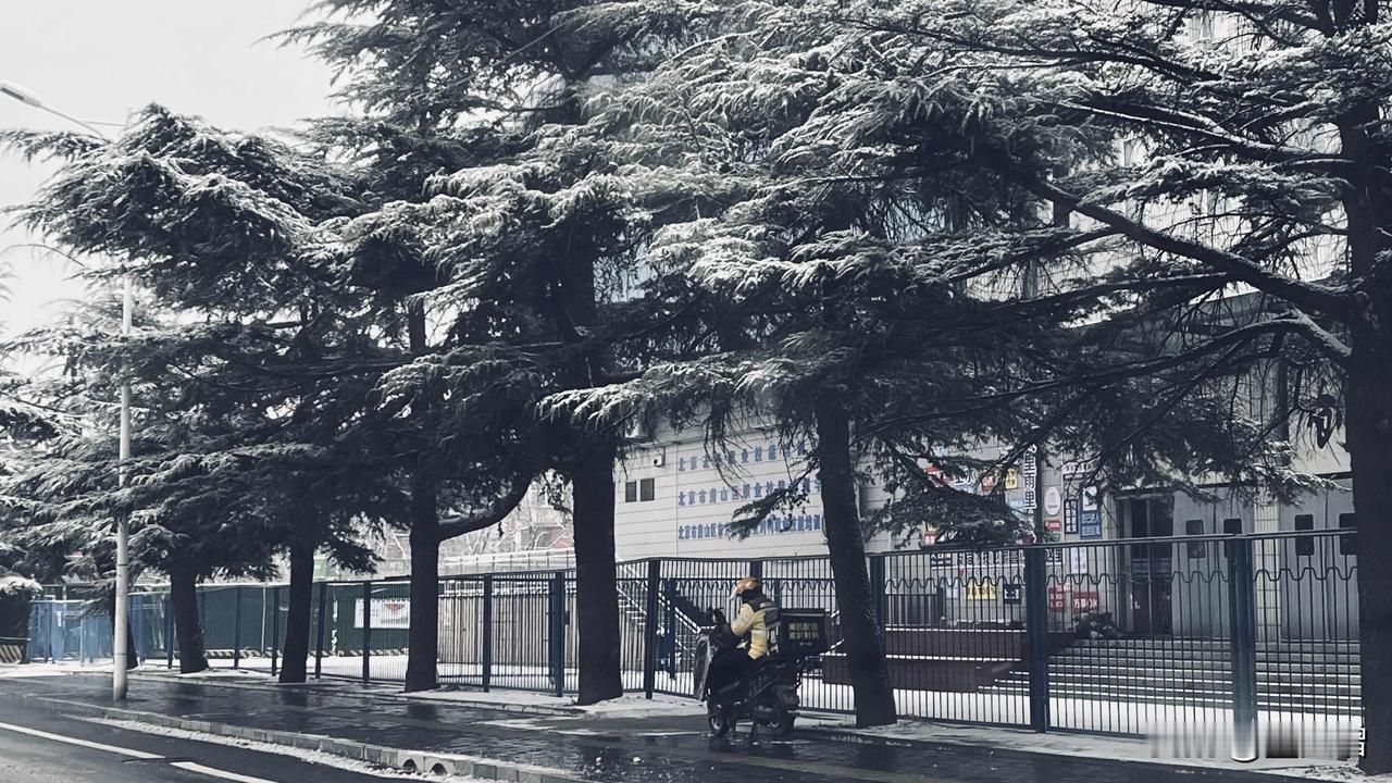 北京再度飘雪了！
12月12日于房山燕山的街边随手拍了几张照片，画面里有等待订单
