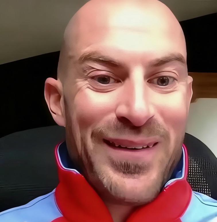 瓦伦丁这人啥都好，就是太耿直，说话直白不绕弯。采访里他毫不掩饰地夸张雪，别家老板