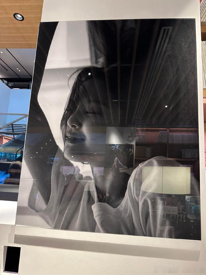 Jennie个人摄影展现场Jennie个人摄影展现场，好艺术！Jennie首尔个