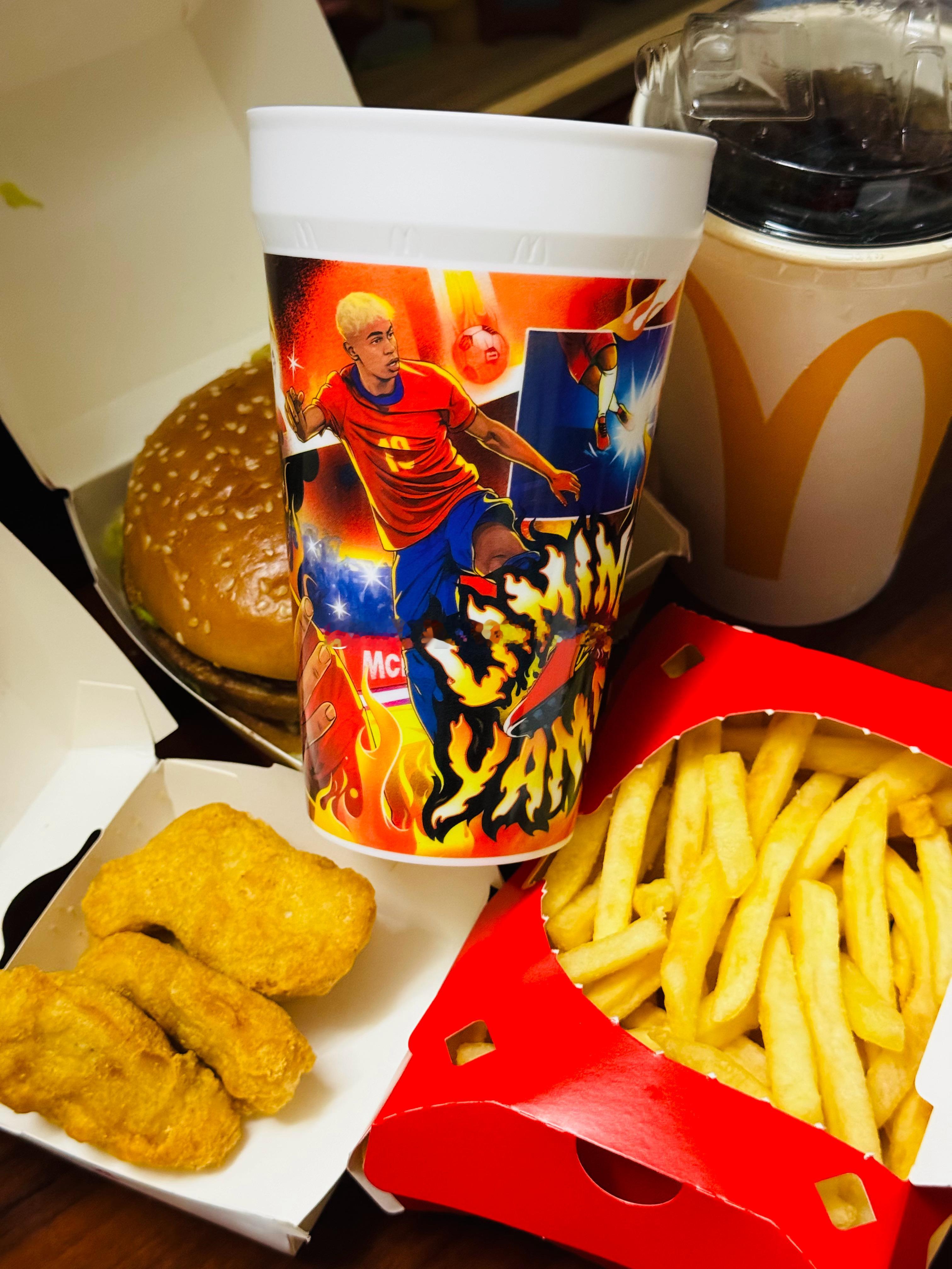 ada的美食之旅  麦麦助力FIFA世界杯是嘟！想要球星杯的决心高于吃🍔虽说是