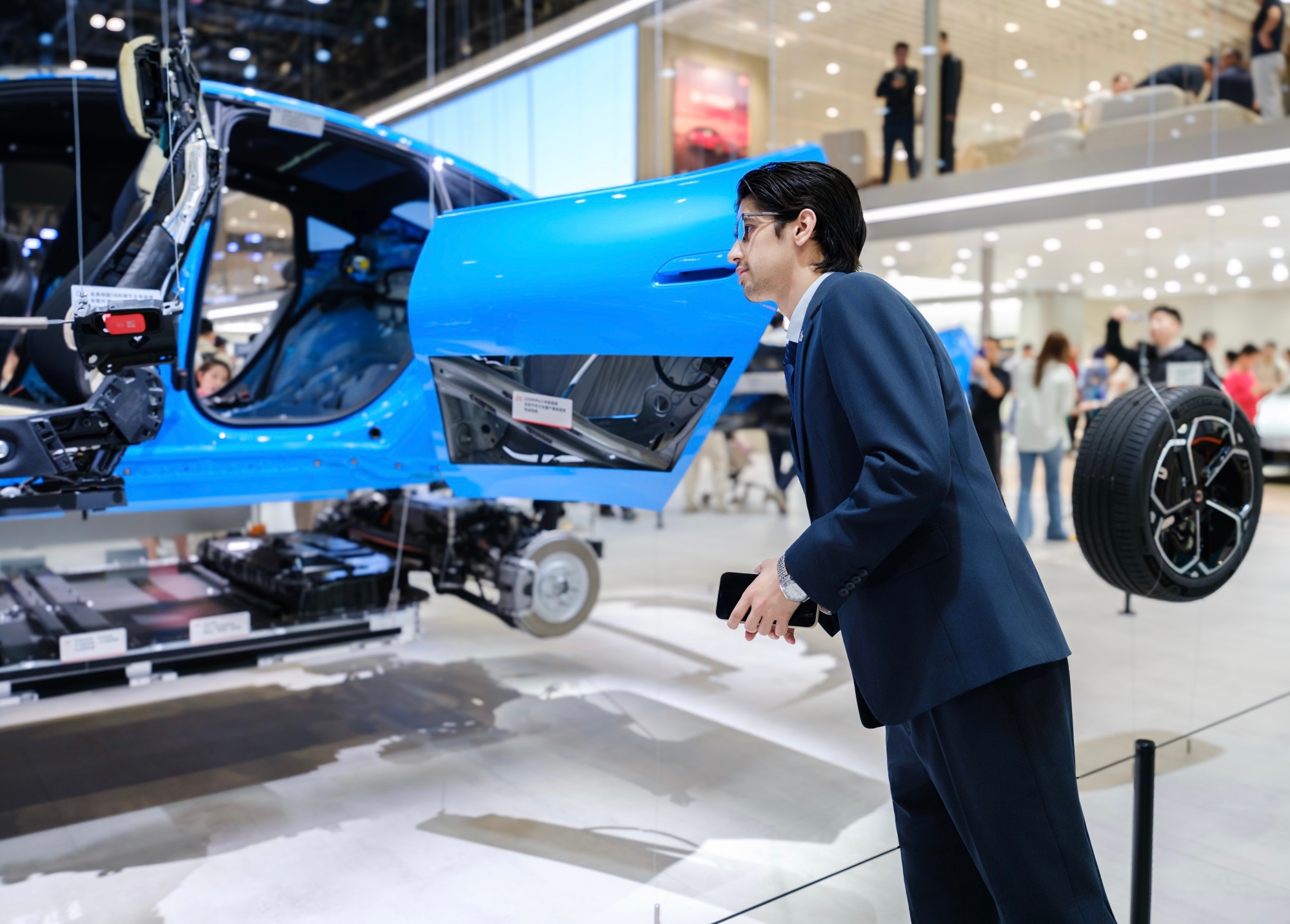 老外踮脚看中国智造这两天北京车展热度拉满了啊，小米汽车展区全程人气爆棚，打卡围观