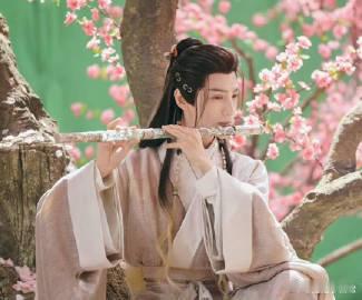 罗云熙嗑cp表情简直演我 罗云熙那个认真嗑CP的表情，简直太贴切了！小眼神里满是