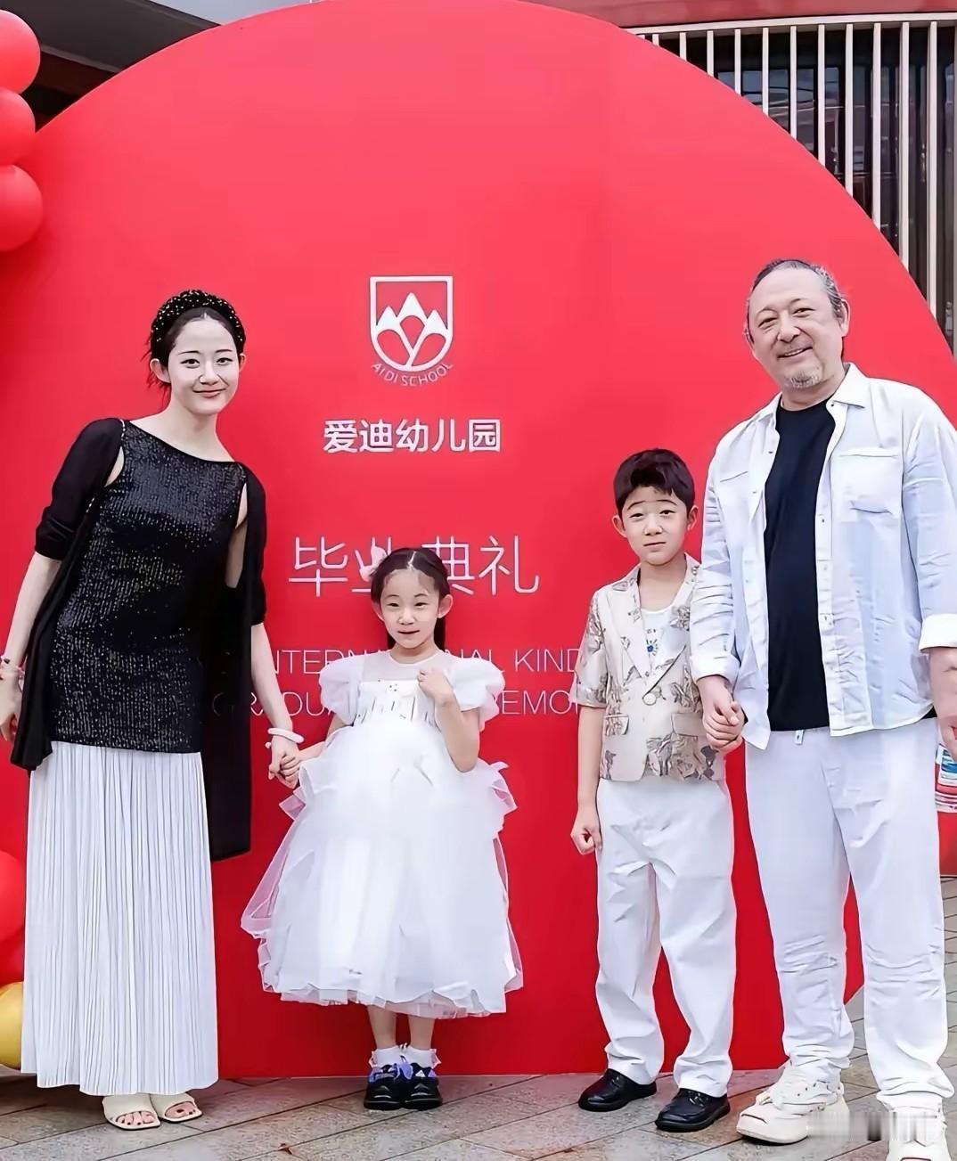 作曲家三宝与小自己25岁的妻子万千惠携一家四口出席女儿的幼儿园毕业典礼，合照里两