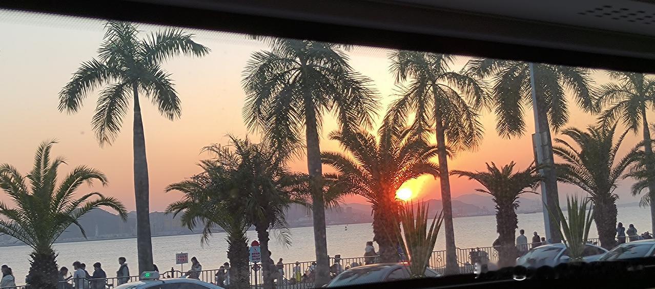 备注:
 本视频在2025年12月6日17:10，乘公交汽车、拍于:厦门思明区白