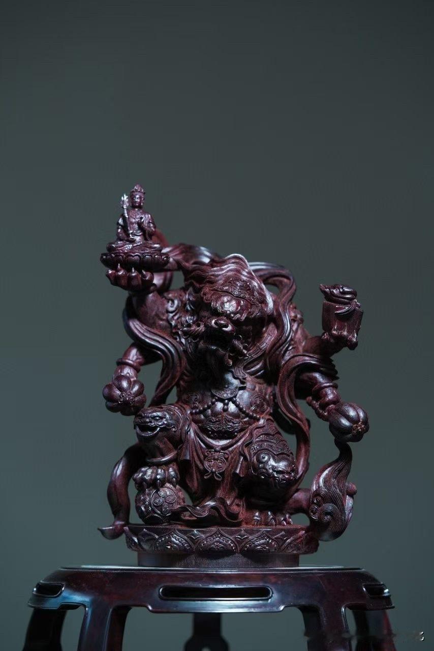 紫檀沉穆，青狮威严。

老料小叶紫檀雕青狮文殊，菩萨骑狮而坐，神态沉静，慧剑高擎