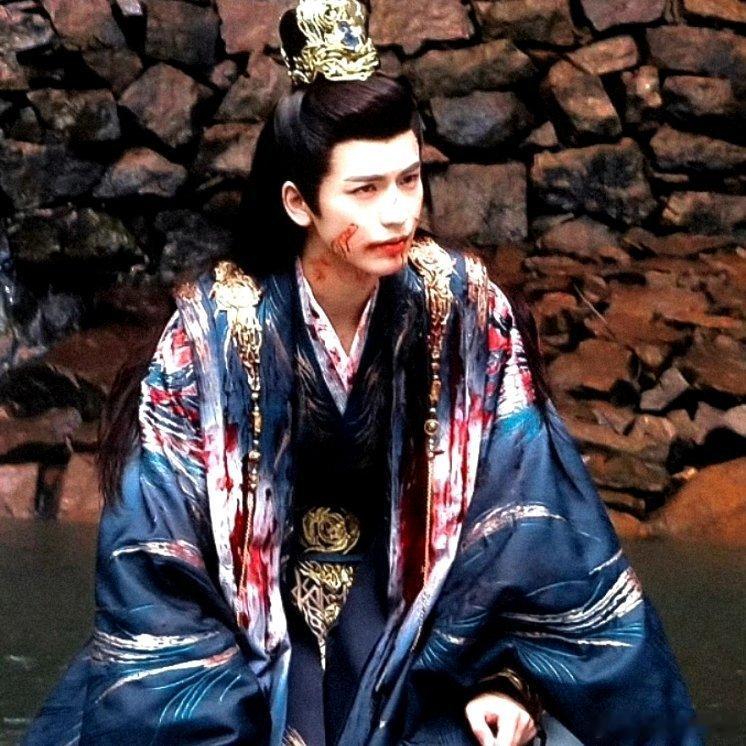张凌赫说古装戏更难一些张凌赫在接受采访时张凌赫说：“古装戏情感会大开大合一点，对