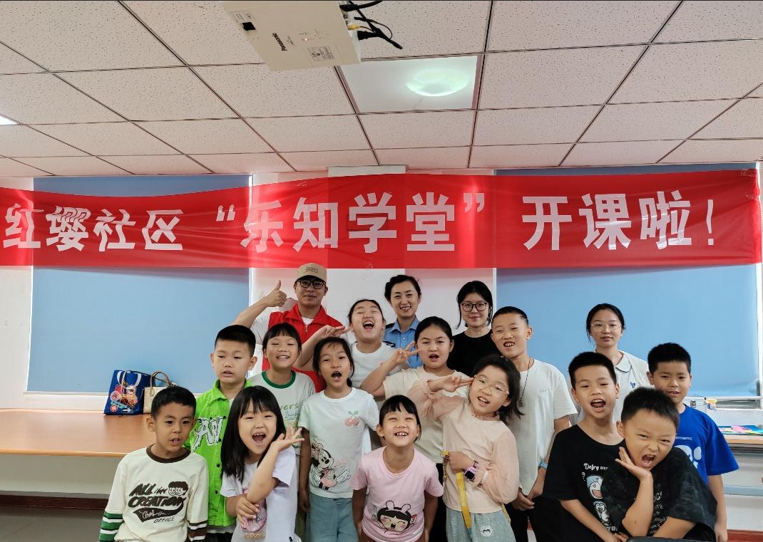 8月6日，交管碑林大队执勤二中队走进红缨社区“乐知学堂”，开展暑期交通安全主题宣
