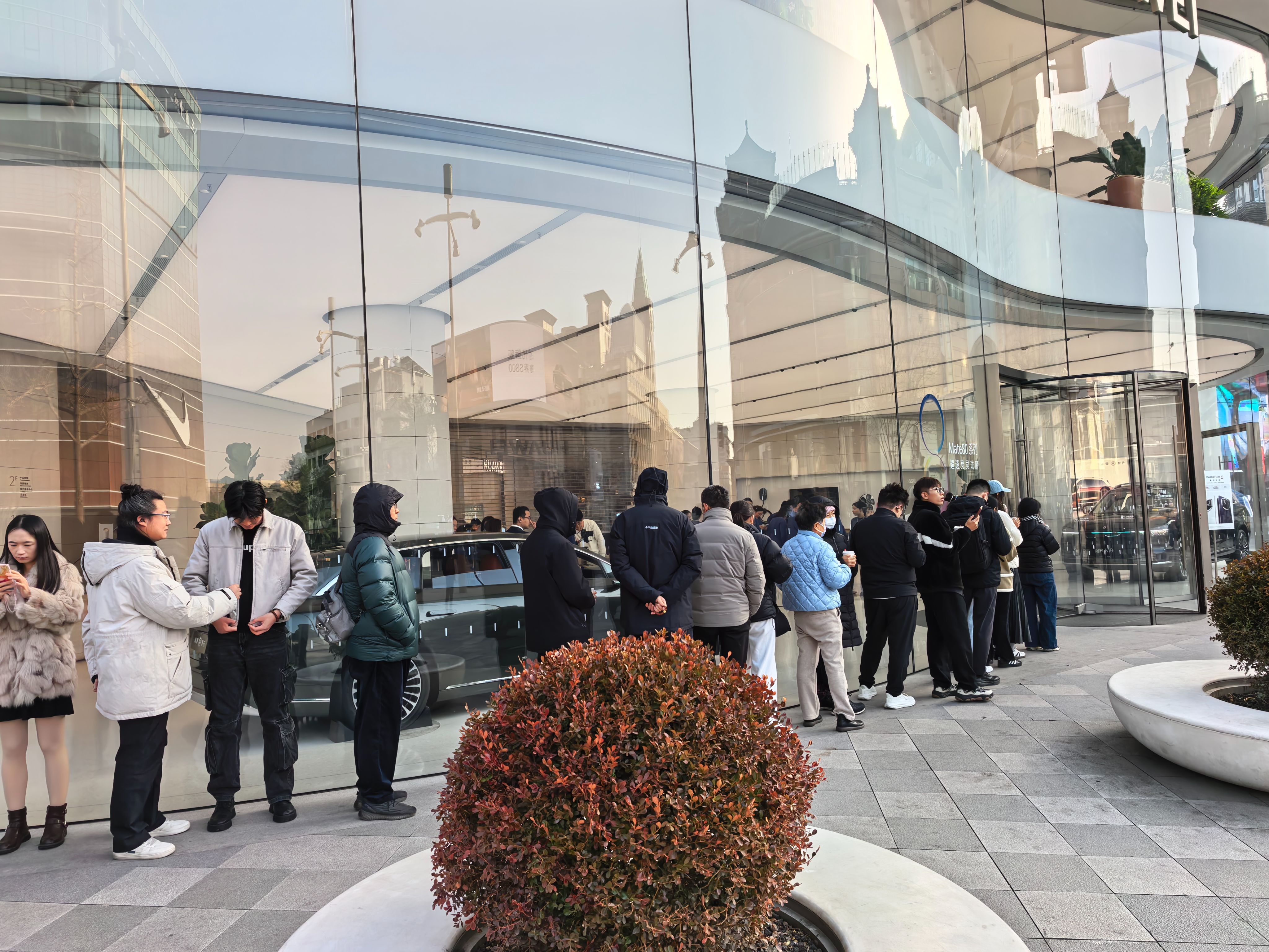 朋友们，真的是太火啦！就在今早，华为门店又现排队长龙，华为Mate 80系列首销