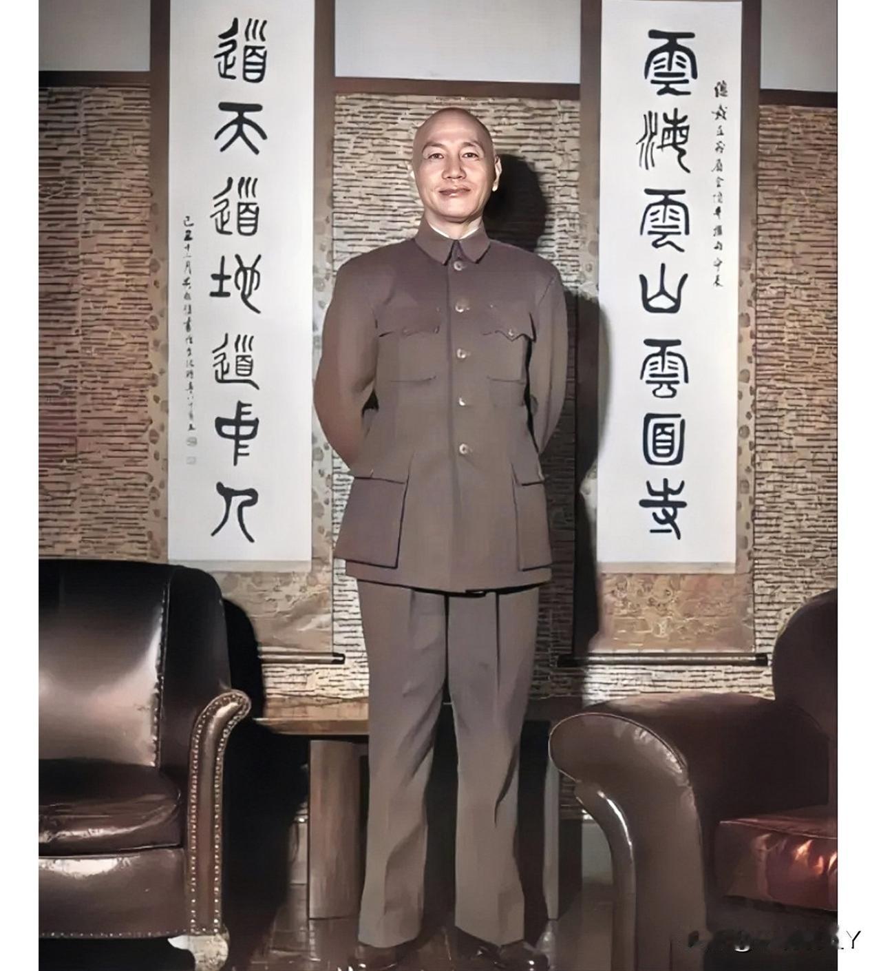 1950年，台湾，蒋中正的留影老照片。这并非演戏，也并非影视剧里的演员，而是他当