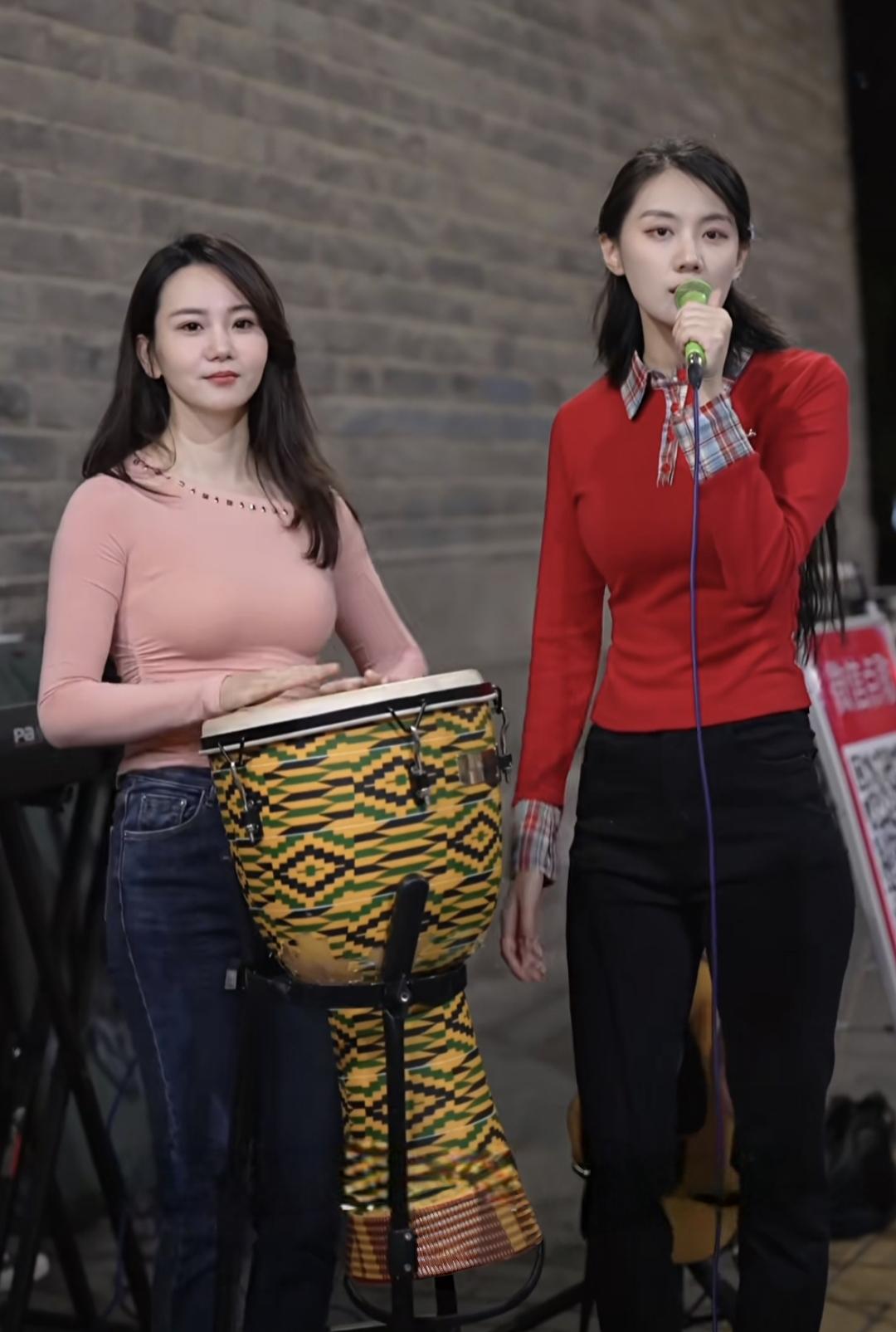 美女究竟能有多美古老城墙下唱着现代歌曲的两位美貌与才艺并存的美女！