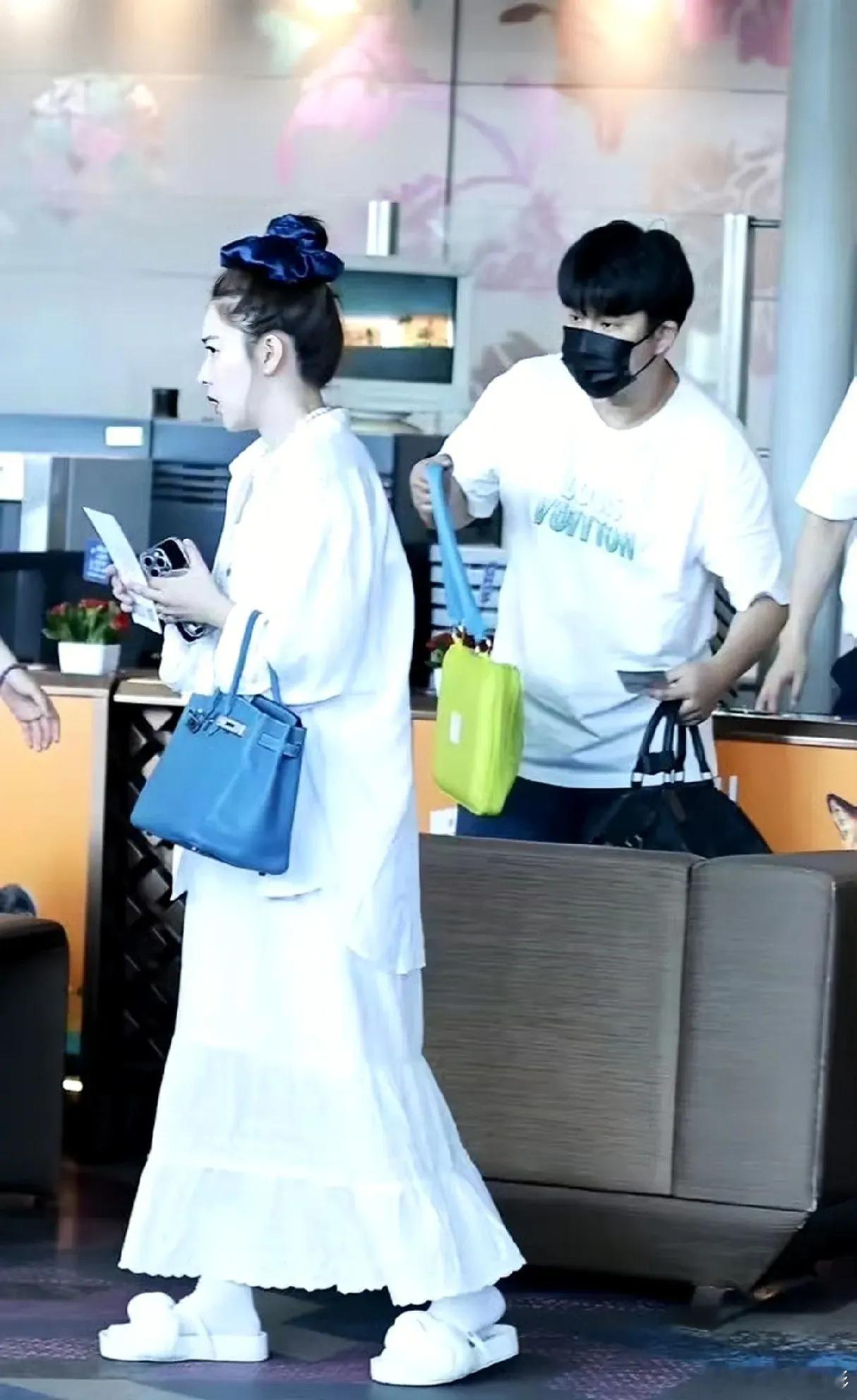 阚清子与未婚夫现身机场，为方便媒体拍照，未婚夫戴着口罩跟在妻子身后，两人一前一后