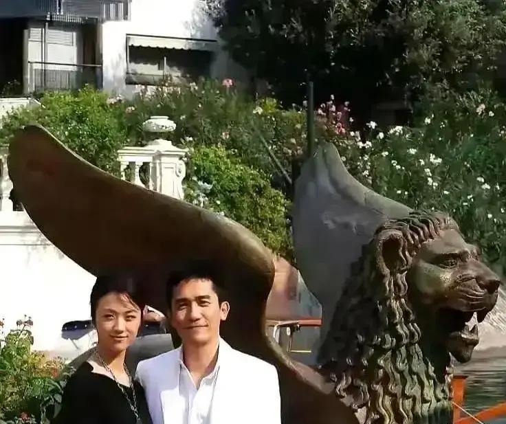 别再讨论床戏了。
《色，戒》真正拍的，是权力如何在2.7秒内完成转移。
纽约大学