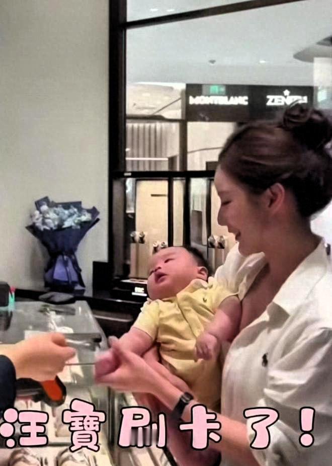 临近父亲节，街上随处可见节日相关的礼品专柜，大多是子女独自采购，今天在商超偶遇的