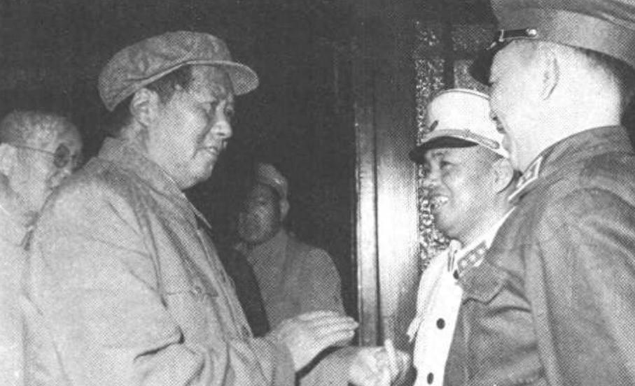 许世友陪护女护士顾锦萍漫步南京路，顾锦萍笑称：成大首长专门保护小兵，这样的经历难