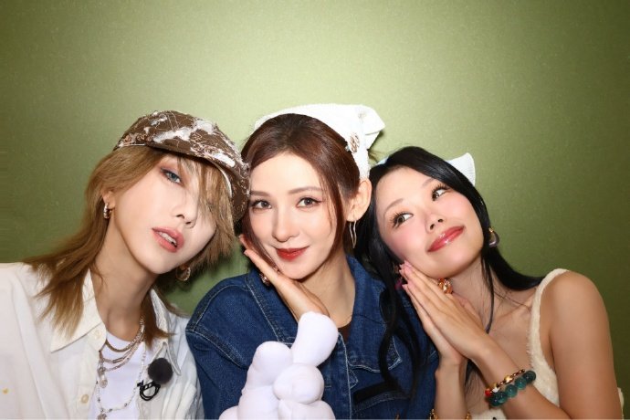 张予曦晒与刘忻万妮达大头贴 张予曦刘忻万妮达三人合照 美女大头贴 ​​​