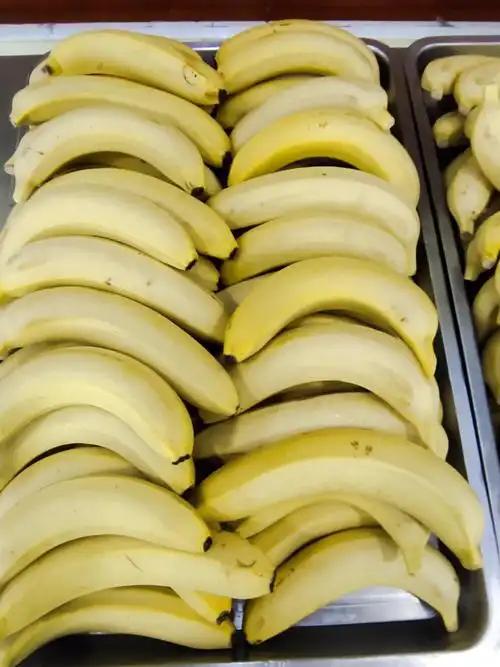 我好歹也是学校里的办公室主任，中午吃饭发香蕉的时候多拿了一根，那个食堂阿姨还说我